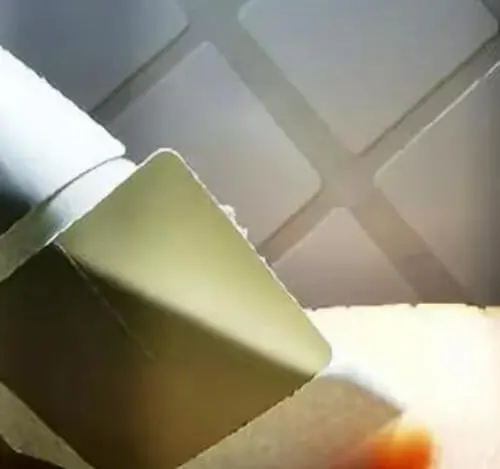 كيفية تجنب تجاوز الغراء ذاتي اللصق بعلامات بعد قطع القالب ؟