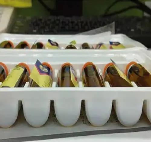 ما الذي يسبب تشوه الملصقات ؟