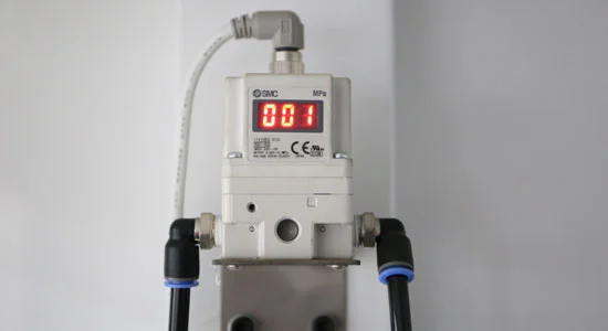 ماكينة حز عالية السرعة مع عمود احتكاك